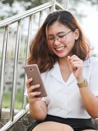 Jeune femme souriante consultant son téléphone