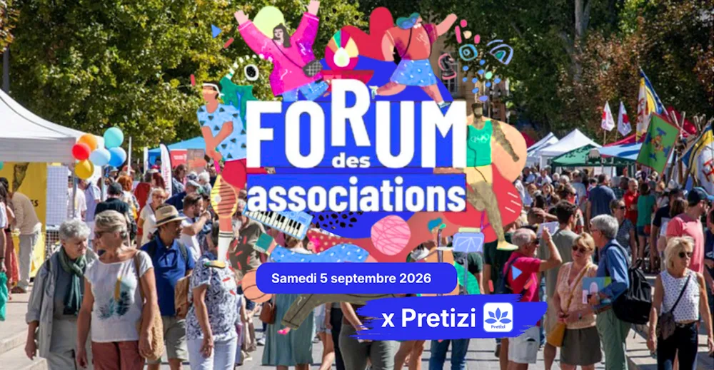 Foule de visiteurs devant les stands d'un forum des associations, avec le logo « Forum des associations x Pretizi »